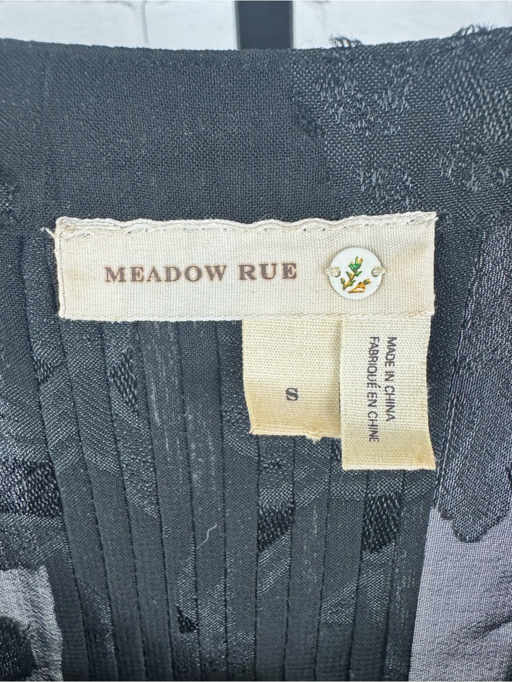 Meadow Rue Black Floral Sheer Gold Button Down Back Pleated Blouse Size Small - Picture 2 of 6